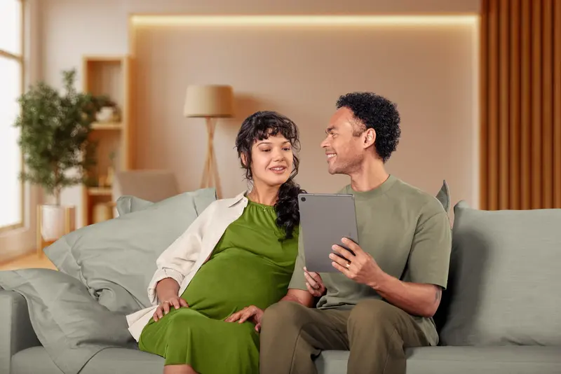 Família planejando o futuro com tablet em casa